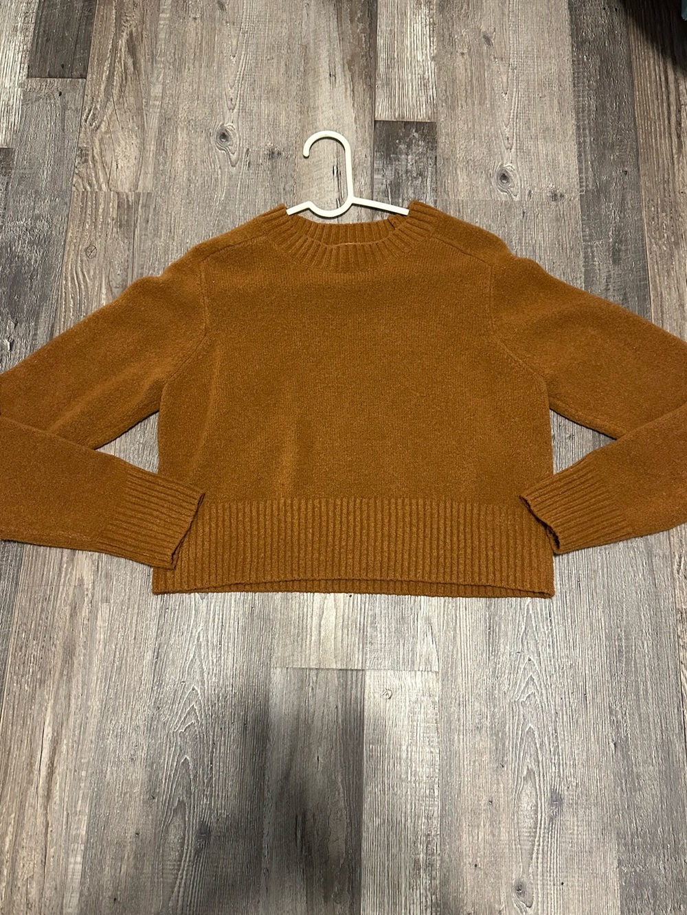 Semi cropped sweater